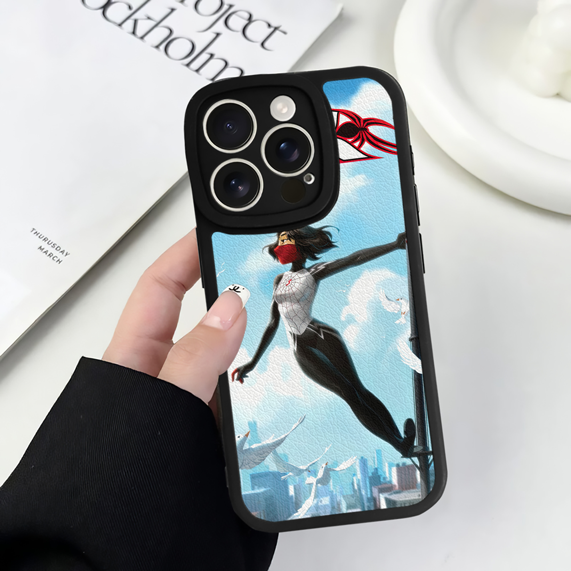 （画像用） Spider Man スパイダーマン 【iPhone 16シリーズ対応】シリコンスマホケース（レザー調） 材質：シリコン